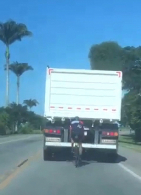 Ciclista cai em avenida e por um triz não vai parar debaixo de