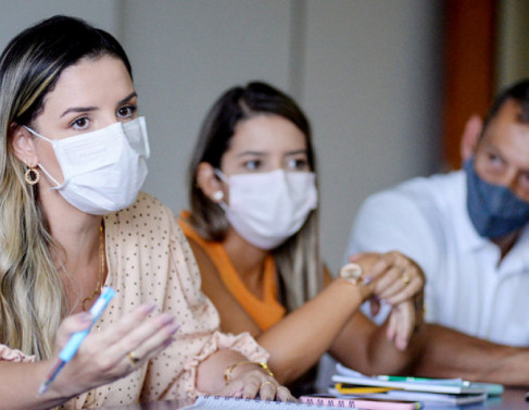 Reunião sobre as obras do Arquivo Público. O uso de máscaras demonstra o tempo decorrido 