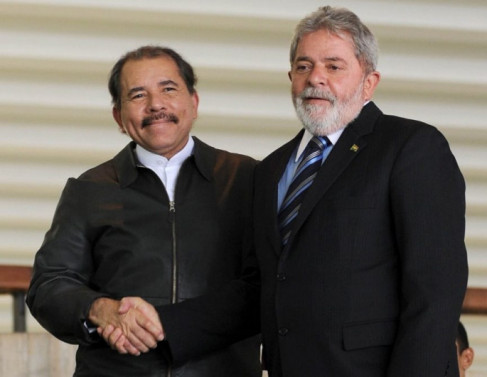 Daniel Ortega e o então presidente Lula, durante visita do ditador ao Brasil, em 2010. 