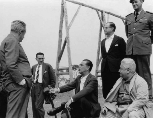 Em visita a Brasília em 1959, Di Cavalcanti, sentado, ao lado de Juscelino. 
