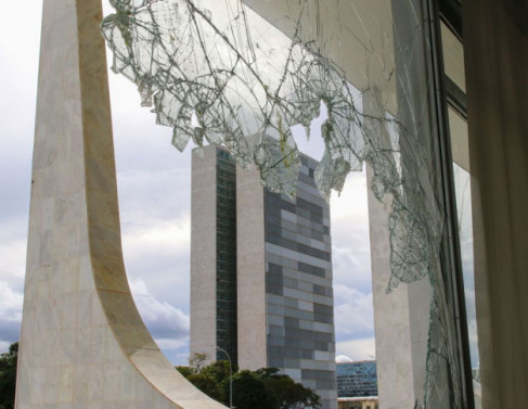 Janelas danificadas no Palácio do Planalto em ataque