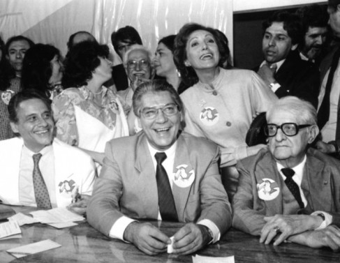  Fernando Henrique, Mário Covas e Afonso Arinos no plenário da Câmara dos Deputados no dia da fundação do PSDB, 25 de junho de 1988. 