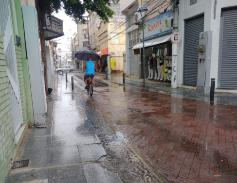Pancada de chuva nesta tarde de segunda-feira 