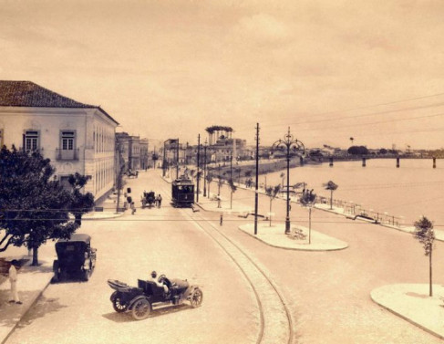 Beira-rio com Santa Casa de Misericórdia à esquerda, em 1916.