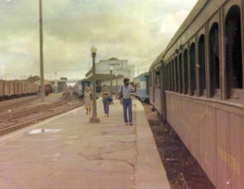 Trem de passageiros em Campos, em 1982, partindo para Recreio.