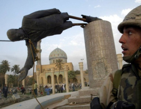 Queda da estátua de Saddam Hussein por tropas americanas 