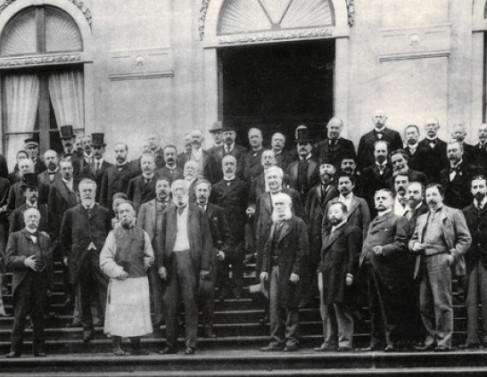 Delegados da Conferência Internacional da Paz pousam nos degraus do palácio Huis ten Bosch, em Haia (Países Baixos), em 18 de maio de 1899.