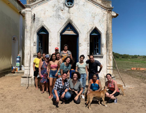 Mutirão para reerguer a Capela São Sebastião, em Cacimbas, São Francisco de Itabapoana: comunidade se envolveu com o patrimônio. 