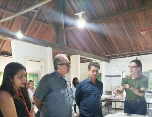 Da esquerda para a direita: Daniela Barros, Carlão, Almy Junior e Rafaela Machado, no interior do Solar do Colégio, na ilha de restauro de documentos. . 