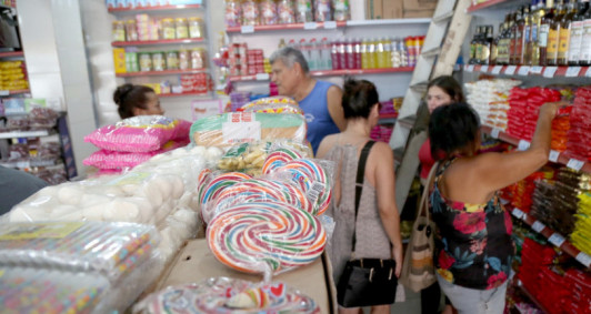 Lojas de doces movimentadas (Fotos: Rodrigo Silveira)