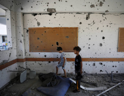 Crianças em escola no campo de refugiados Al-Maghazi, no centro da Faixa de Gaza, onde seis pessoas morreram após um bombardeio de Israel (Folha S.Paulo) 