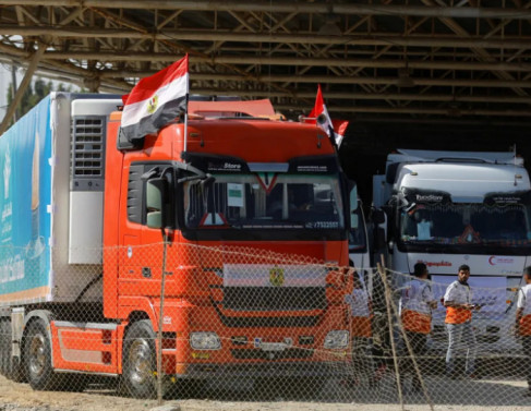 Caminhão com ajuda humanitária fotografado dentro da Faixa de Gaza, após passagem pela fronteira com o Egito (G1).