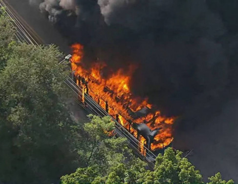 Mais 35 ônibus foram incendiados no Rio de Janeiro após morte de suspeito apontado como líder de milícia (folha de S.Paulo).  