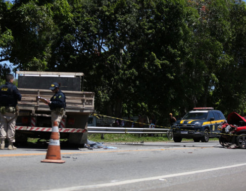 Ciclista morre atropelado por caminhão na BR 101, em Campos (Foto: Genilson Pessanha)