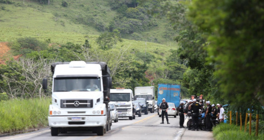 Manifestação por falta de luz interdita RJ 158, em Itereré, Campos (Fotos: Genilson Pessanha)