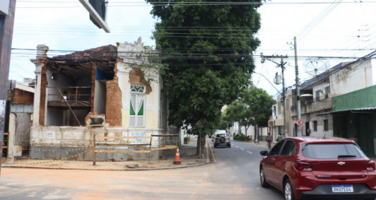 Parte da fachada desabou (Fotos: Genilson Pessanha)