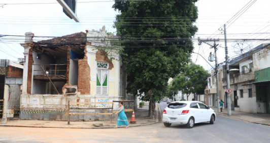 Parte da fachada desabou (Fotos: Genilson Pessanha)