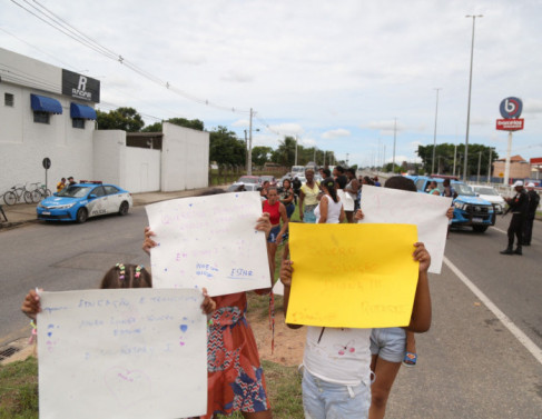 Manifestao de pais do Rotary I, em Campos (Foto: Genilson Pessanha)