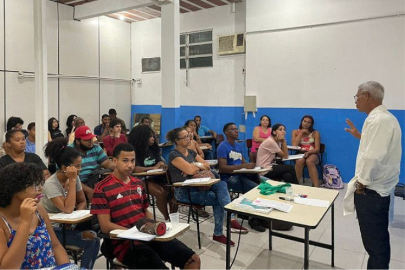 Aulas ser&atilde;o noturnas e com professores volunt&aacute;rios