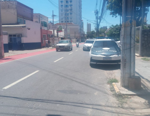 Viaturas e carros estacionados em frente a 134� DP