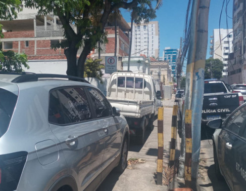 Viaturas e carros estacionados em frente a 134� DP