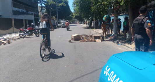 Protesto acontece na rua Gil de Gis (Fotos: Catarine Barreto)