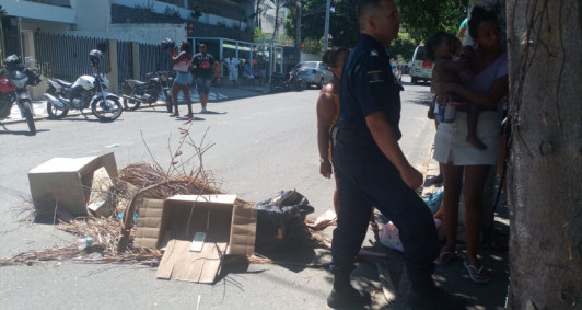 Protesto acontece na rua Gil de Gis (Fotos: Catarine Barreto)