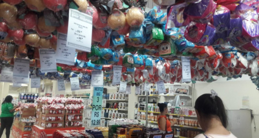 Os supermercados já estão expondo os tradicionais ovos pelo interior das lojas