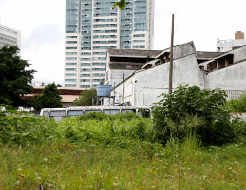 Ambul�ncias sucateadas guardadas no terreno da linha f�rrea 