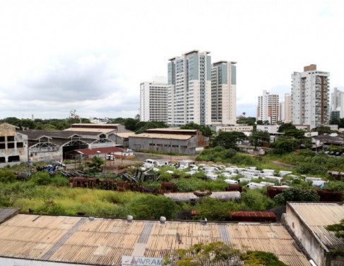 Ambul�ncias sucateadas guardadas no terreno da linha f�rrea 
