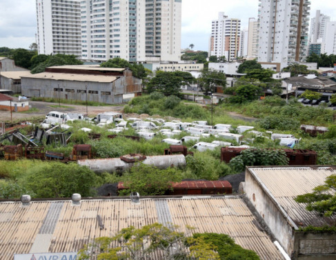 Ambul�ncias sucateadas guardadas no terreno da linha f�rrea 