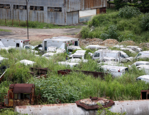 Ambul�ncias sucateadas guardadas no terreno da linha f�rrea 
