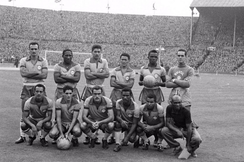 Seleção Brasileira no estádio de Wembley em 1956. Paulinho é o primeiro agachado, e Didi, o quarto