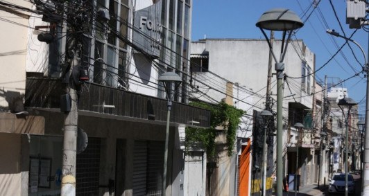 Furto de fios na rua Carlos de Lacerda (Fotos: Genilson Pessanha)