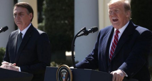 Jair Messias Bolsonaro, ex-presidente do Brasil, e Donald Trump, ex-presidente dos EUA durante evento naquele país. Representantes da nova onda de extrema-direita.