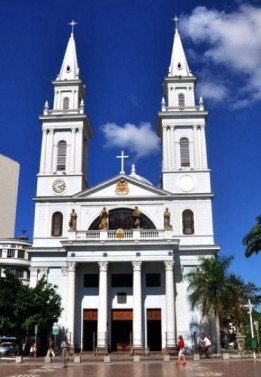 Catedral da praça do Santíssimo Salvador 