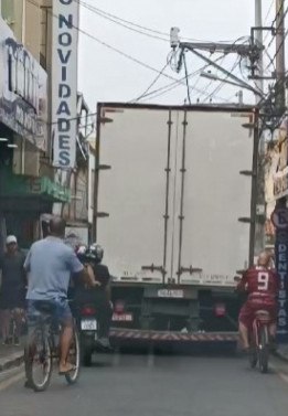 Caminhão arrebenta fios e causa transtornos no Centro de Campos