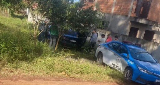 Corpos foram encontrados dentro de carro