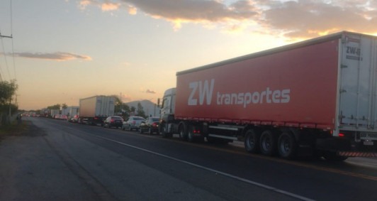 Trnsito est fechado em Urura (Fotos: Rodrigo Silveira)