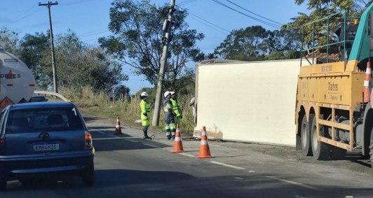 Baú de caminhão tomba na BR 101, em Campos