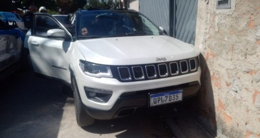 Um carro e uma moto também foram apreendidas