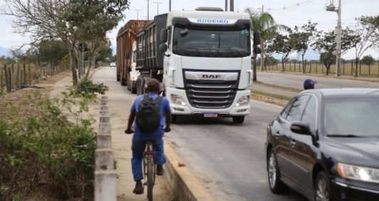 Trânsito de carretas na Arthur Bernardes 