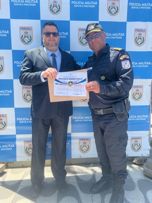 Coronel PM Fabiano comandante do 29&ordm; entrega diploma especial ao promotor de Justi&ccedil;a Marcelo Alvarenga, da comarca de Italva/Cardoso Moreira
