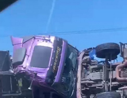 Acidente entre um caminhão e uma carreta na BR 101