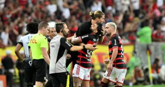Filipe Luis comemora em Flamengo x Corinthians