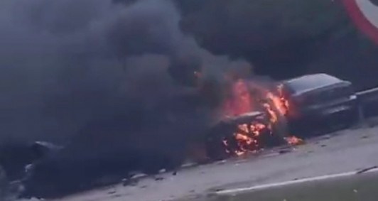 Veículo pegou fogo após acidente 