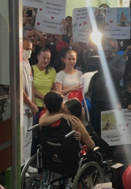 Rafael no dia da alta do hospital