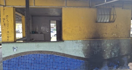 Quiosque parcialmente destrudo aps incndio