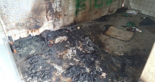 Quiosque parcialmente destrudo aps incndio