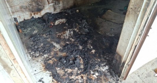 Quiosque parcialmente destrudo aps incndio